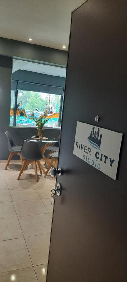 River City Studio Larissa Esterno foto